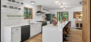Beautiful spaces by Medicine Lake Home - 9
