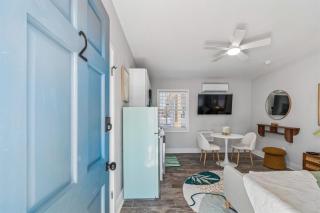 Wave Resort Madeira Beach Florida Studio 2 w Pool - 7