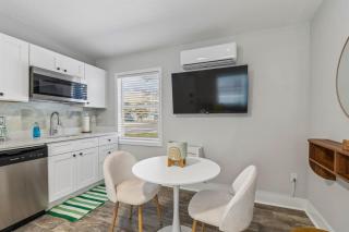 Wave Resort Madeira Beach Florida Studio 2 w Pool - 3