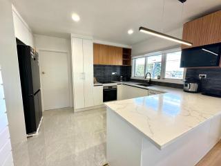 Stunning Upper-Level Retreat with City & Sea Views - 1