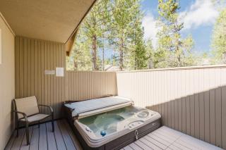 Spacious getaway with Ping-Pong table SHARC grill W&D Hot Tub - 0