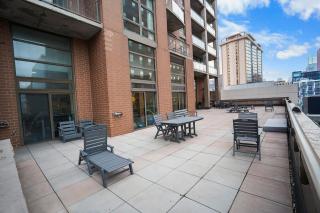 Skyline 2BR on 20th Floor near Grant Park with Paid Parking - 1