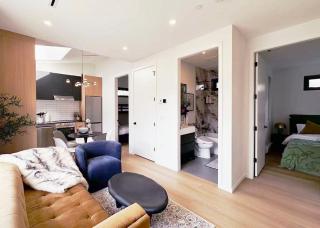 Brand New Air Conditioned Kitslano Retreat - 9
