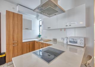 Stylish Balluta Bay Scape, 3BD Apartment - 5