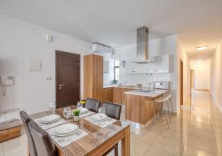 Stylish Balluta Bay Scape, 3BD Apartment - 1