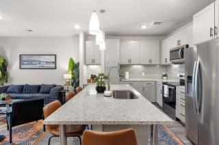 Luxury 2-BR with Juliet Balcony - Austin - 6