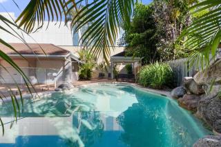 Yasmin at Coral Horizons: Retro Vibes on the Beach - Palm Cove - 7