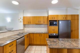 Yasmin at Coral Horizons: Retro Vibes on the Beach - Palm Cove - 6