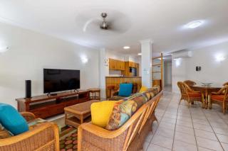 Yasmin at Coral Horizons: Retro Vibes on the Beach - Palm Cove - 3