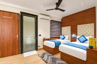 Hotel Le Grand Roof Top Restaurant - Walk-in from RK Ashram Metro Station - 9