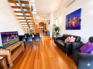 Stylish 3BR2B Terrace - 3 Free Parking - City Skyline View & Garden - Walk to Melbourne CBD & QVM - 9