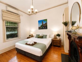 Stylish 3BR2B Terrace - 3 Free Parking - City Skyline View & Garden - Walk to Melbourne CBD & QVM - 6