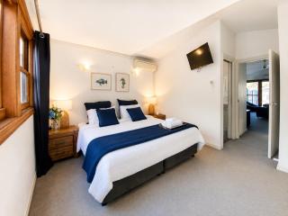 Stylish 3BR2B Terrace - 3 Free Parking - City Skyline View & Garden - Walk to Melbourne CBD & QVM - 7