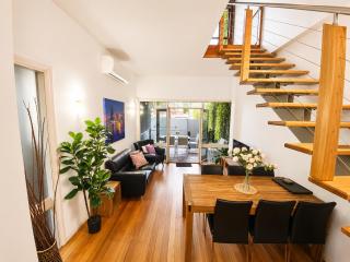 Stylish 3BR2B Terrace - 3 Free Parking - City Skyline View & Garden - Walk to Melbourne CBD & QVM - 1