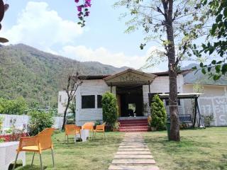 Petals Cafe & Resort - 4