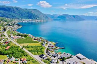 Leikanger Fjord Pool Private Apt - 2