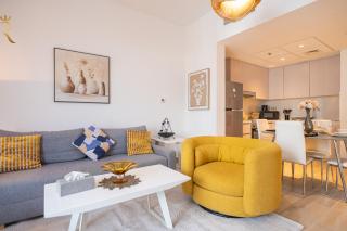 Stylish 1BR Apartment with Balcony View in Yas Island - 3