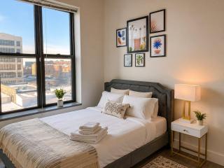 Spacious and Luxurious 3BR Near McCormick Place and Soldier Field with Optional Parking - Sleeps 10 - 8