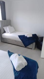 Huge 4 Bed House with parking and garden - Whitchurch - 1