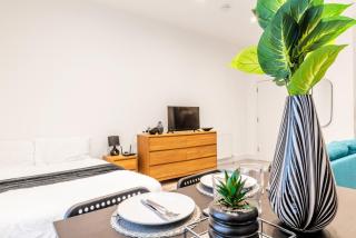 Sleeps 2 - Central - Studio - WiFi - Parking - 1