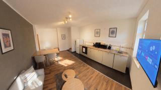 zentrales Apartment mit Fußbodenheizung im ruhigen Hinterhaus, JURA Kaffeevollautomat, Smart-TV, Privater Parkplatz, WIFI, Boxspringbetten - 3