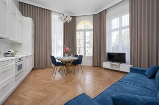 Elegant Apartment in a Prime Location near the Market Square by Noclegi Renters - 5