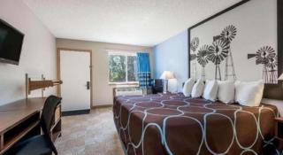 Super 8 By Wyndham Beloit - 3
