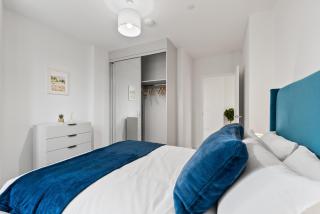 Modern 2 Bed Riverside with Parking and Wi-Fi Near Heathrow - 2