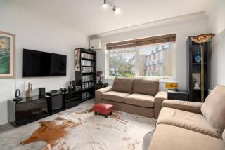 Sun-Lit 1BDR Flat with Parking in South London - 8