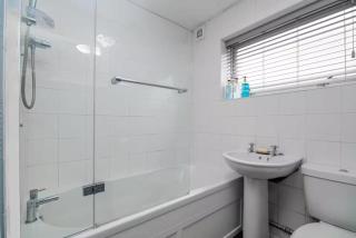 Sun-Lit 1BDR Flat with Parking in South London - 3