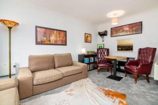 Sun-Lit 1BDR Flat with Parking in South London - 5