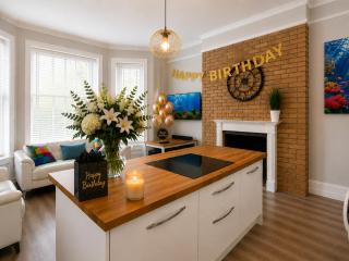 The Bournemouth Haven - Brought to you by Coastline Retreats - Grand 2 bedroom luxury apartment - 3 mins walk to beach - Superfast Wifi - Sleeps 6 - 7