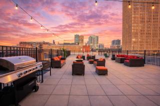 Group-Friendly 2BR with Optional Parking and Gym Access Near McCormick Place and Soldier Field - 4