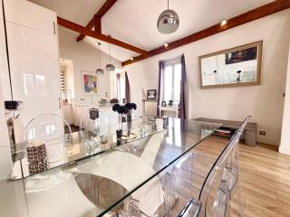 Sublime appartement refait à neuf en dernier étage baigné de lumière avec une très belle hauteur sous plafond 2 chambres en plein centre de Paris - 8