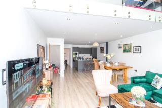 Charming 2-Bedroom Apartment in Bradford with City Views - 5