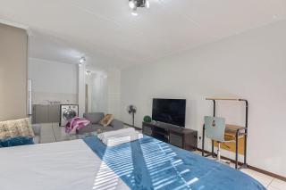 Spacious Studio Fourways Sandton - Self Check-in - 7