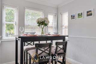 Stylish Windsor Stay, Steps from The Long Walk - 6