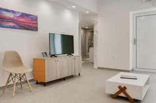 Authentic White 2Bd Flat Home in Emporio Santorini - 2