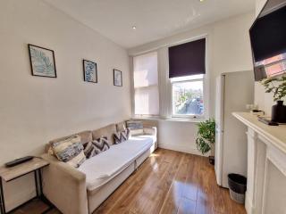 2 Bedroom Apartment near Clapham - 4