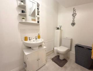 Modern 3BR House with Garden Near City Centre and free Parking - 5