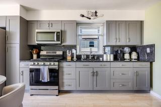 Modern Apt Free Parking 20 min to NYC up to 8 people - 3