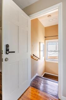 Modern Apt Free Parking 20 min to NYC up to 8 people - 1