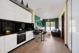 Stylish Apartment with Air Conditioning and a Private Garden by Noclegi Renters - 6