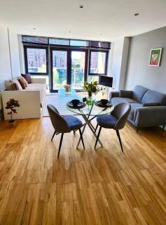 Stylish Leeds Escape - Spacious Balcony - Sleeps 4 - 9