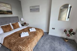 Stylish Leeds Escape - Spacious Balcony - Sleeps 4 - 1