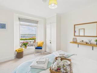 Coastal Cottage with Panoramic Harbour Views & Parking - 1