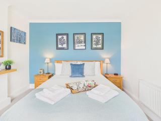 Coastal Cottage with Panoramic Harbour Views & Parking - 9