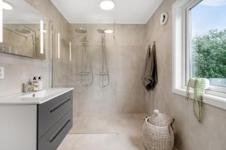Modern 5BR House - Central - 2,5 Bathroom - Terrace - Parking - 1