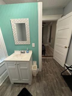 TINY unit in cottage in the middle of Downtown - 5
