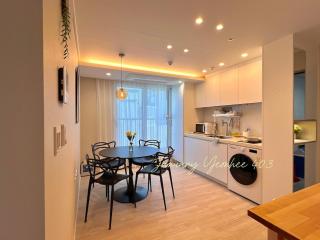 403 Newly Opened Yeonnam, 5 minutes from Hongdae airport bus Yeonhui private 4person studio modern wood black - 0